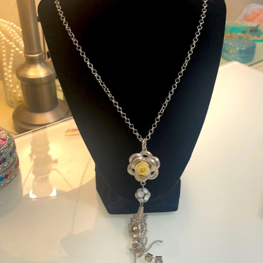 3x$25 ❤️ New York & Co long chain necklace rose pendant ❤️